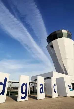 Tour de contrôle de Beauvais avec lettres d g a c sur la gauche
