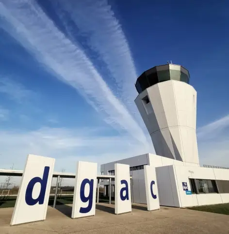 Tour de contrôle de Beauvais avec lettres d g a c sur la gauche