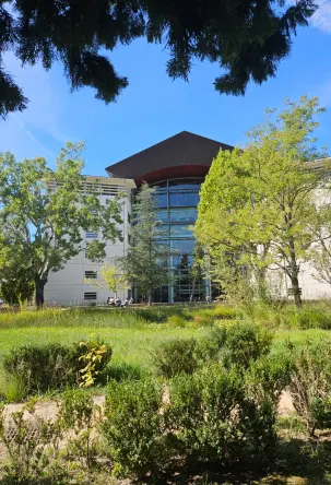 vue du bâtiment du CRNA Sud-Est avec la verdure autour